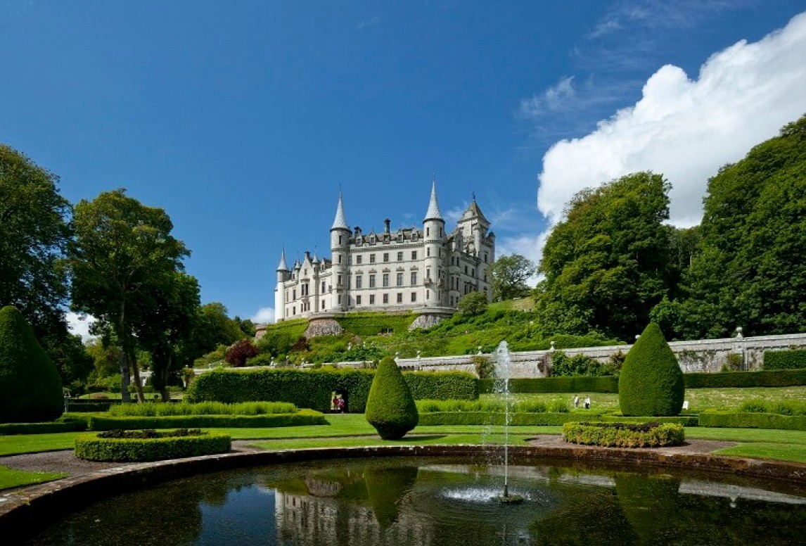 Photo of Dunrobin Castle and its gardens 