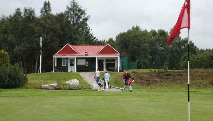 Carrbridge Golf Club green and clubhouse