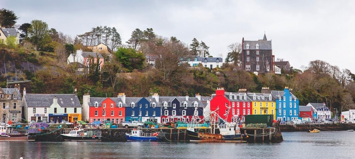 Image of a row of colourful houses in Tobermory 